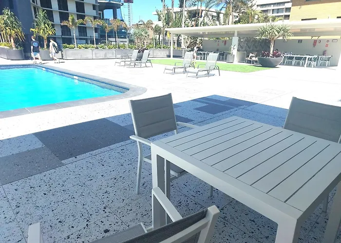 Spacious Beachside 2-Bed 2-Bath Apartment Gold Coast