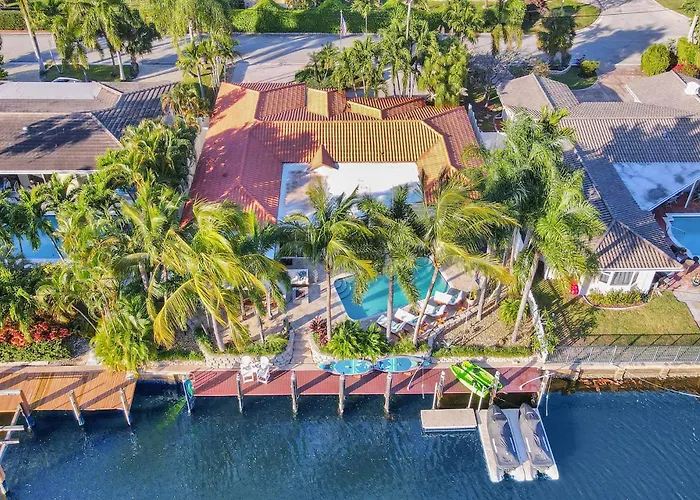 Waterfront With Pool Spa Tiki Bar And 1 Mile To Beach Fort Lauderdale