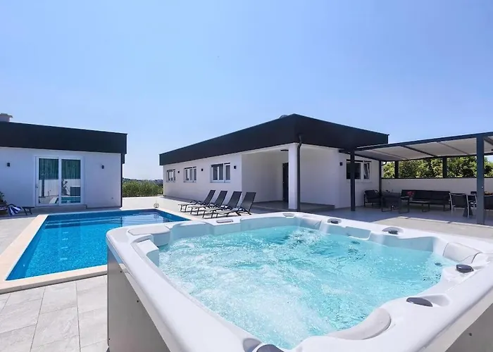 Villa In Pula With Swimming Pool