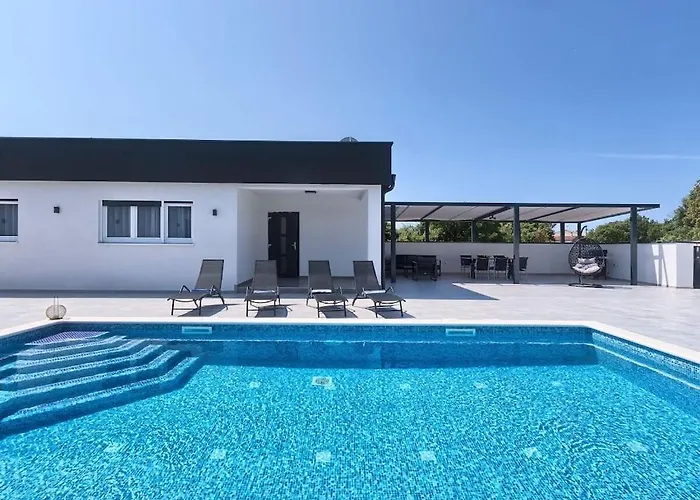 Villa In Pula With Swimming Pool