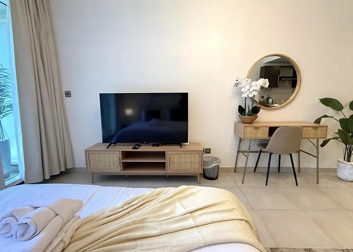Studio With Amazing Lake Views In Arch Tower, Jlt Dubai