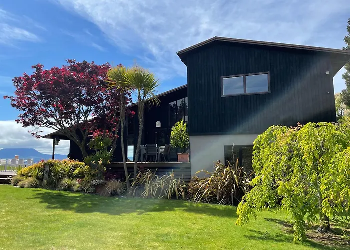 Stunning Panoramic Lakeview , Spa Pool & Privacy Tauposee