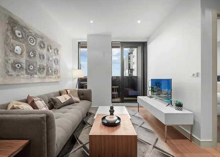 The Quiet Side Of The City - A Stylish 2 Bed 2 Bath Retreat Melbourne City