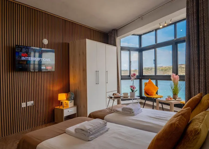 Shoreline Hideaway - Cross Over To The Beach! St. Paul's Bay