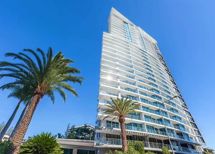 Modern 2-Bedroom Oasis With Pool Gold Coast
