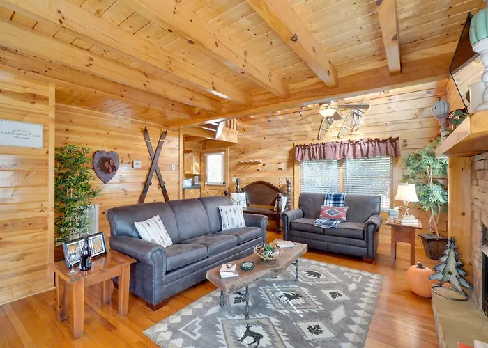Romantic Cabin With Hot Tub In Pigeon Forge!