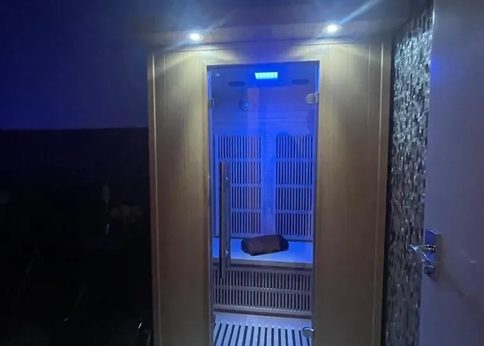 London Luxury Apartment With Private Jacuzzi Hot Tub & Sauna