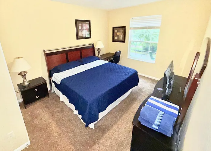 King Room With Bathroom Near Convention Center & Epic Universe Orlando