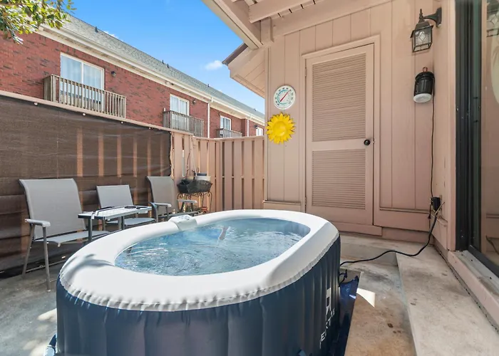3 Min Walk To Beach, 2 Person Hot Tub, 1 Mile Drive To Airport Myrtle Beach
