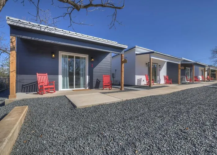 Pop 1: Hot-Tub + Close To Main St Fredericksburg