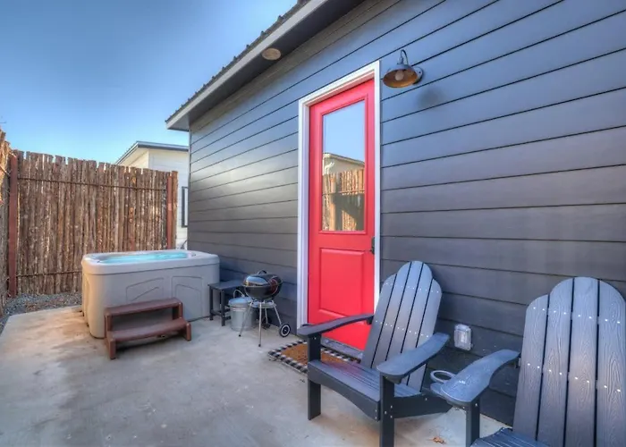 Pop 1: Hot-Tub + Close To Main St Fredericksburg