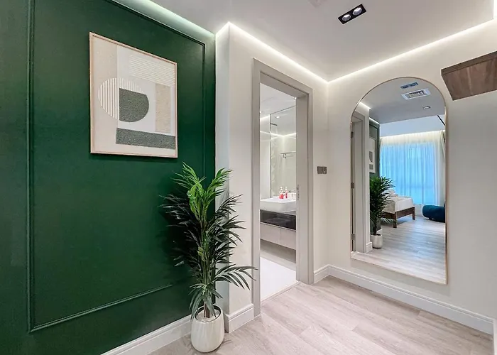 Damac Maison Canal Views, Luxury Waterfront Apartment, 2 Bedroom Dedicated Office, Sleeps 6 Dubai