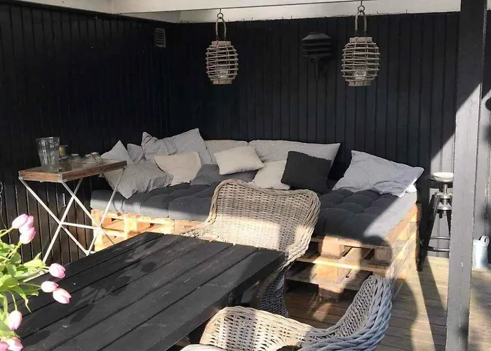 Lovely Holiday Home With Annex And Garden Dronningmølle