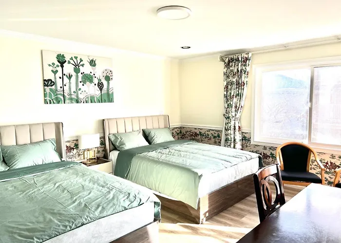 Spacious Bedroom With Two Queen Sized Bed Richmond