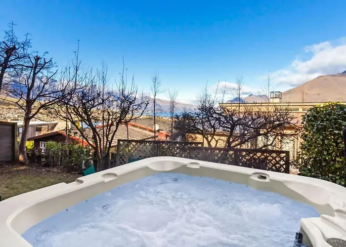 Panoramic - 2 Apartments Sleeps 8 With Spa Queenstown