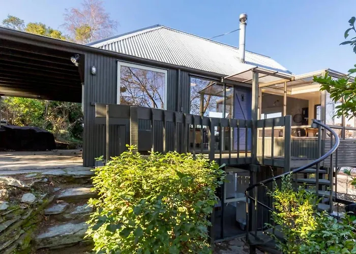 Panoramic - 2 Apartments Sleeps 8 With Spa Queenstown