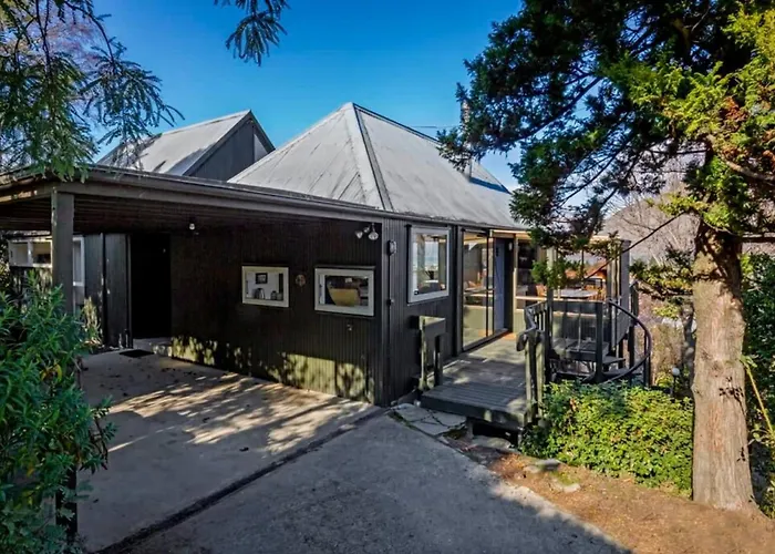 Panoramic - 2 Apartments Sleeps 8 With Spa Queenstown
