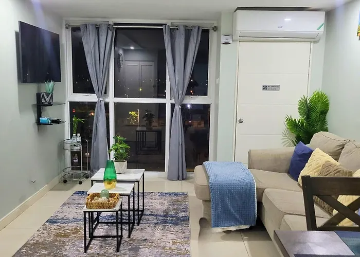 Bayfront Apartment With Security, Pool &Beach Front Portmore