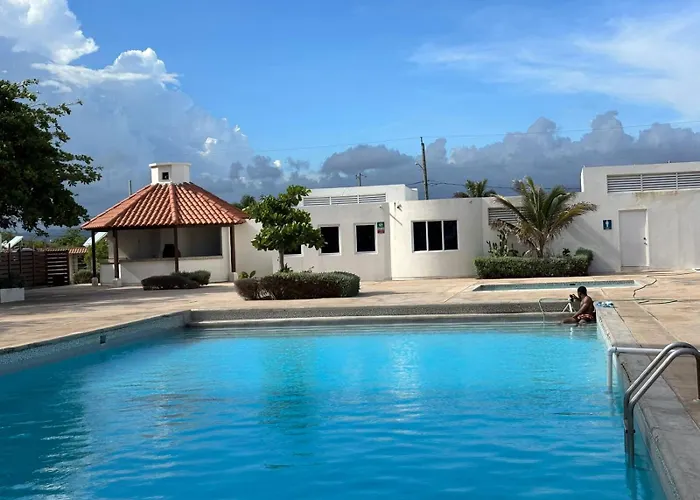 Bayfront Apartment With Security, Pool &Beach Front Portmore