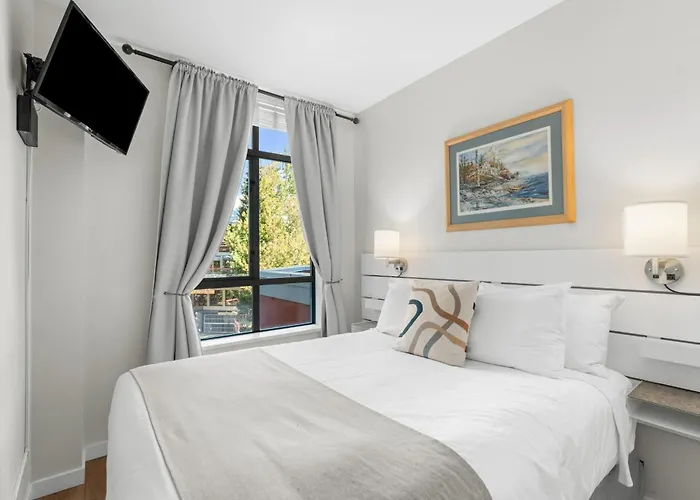 Alpenglow Lodge Junior One Bedroom By Mva Whistler