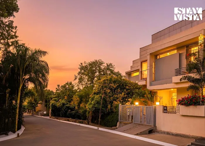 Stayvista At Arka Crest With Jacuzzi, Bonfire, Wi-Fi Udaipur