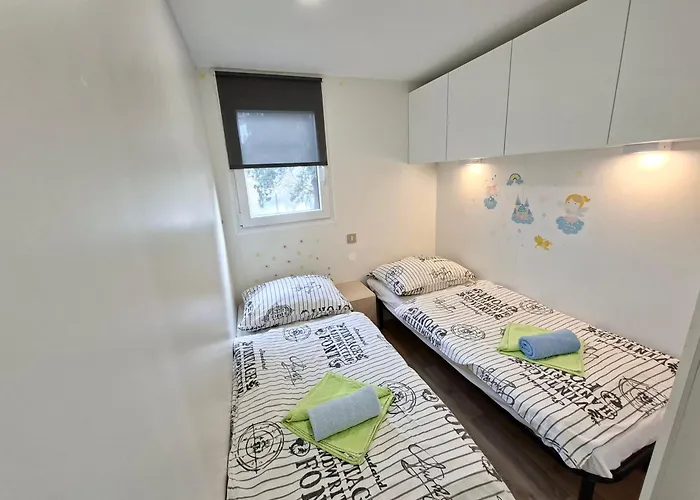 Beach House Ive, Beach House Beta - A Romantic Hideaway In An Olive Grove By The Sea, Fenced Houses With Privacy, Swimming Pool, Jacuzzi And Playground, Pomer Pula
