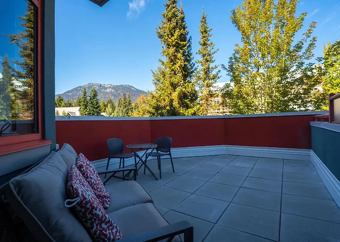 Alpenglow Lodge Large Studio With Dedicated Work Space By Mva Whistler