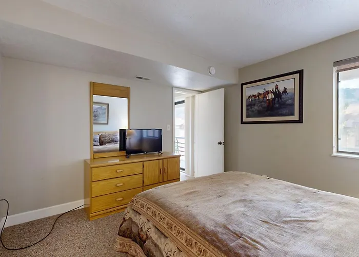 New Claim Condominiums 405 Park Stadt
