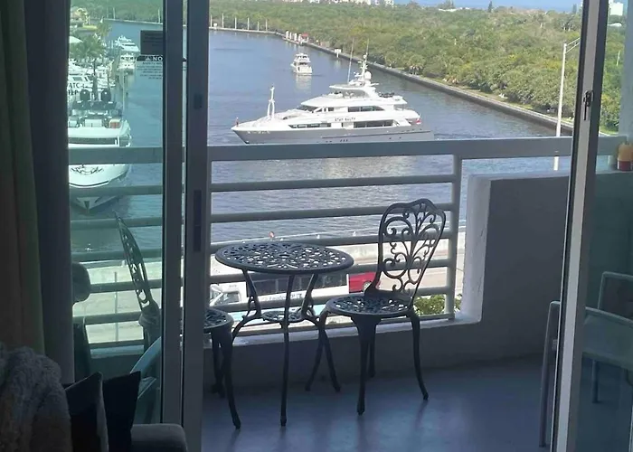 Condo, Breathtaking Water Views, King Suite, Hilton Property Fort Lauderdale