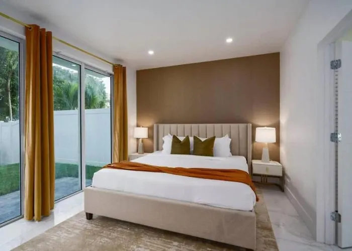 New 5BR Villa Beach Walk Jacuzzi Retreat Pompano Beach