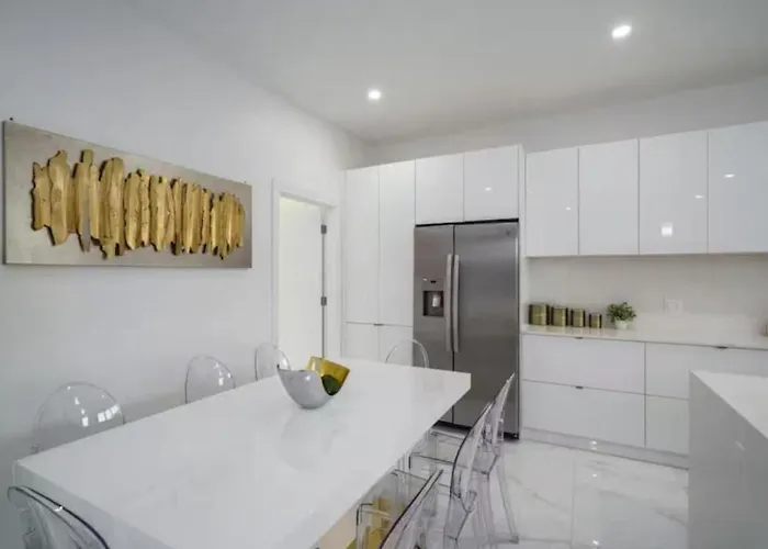 New 5BR Villa Beach Walk Jacuzzi Retreat Pompano Beach