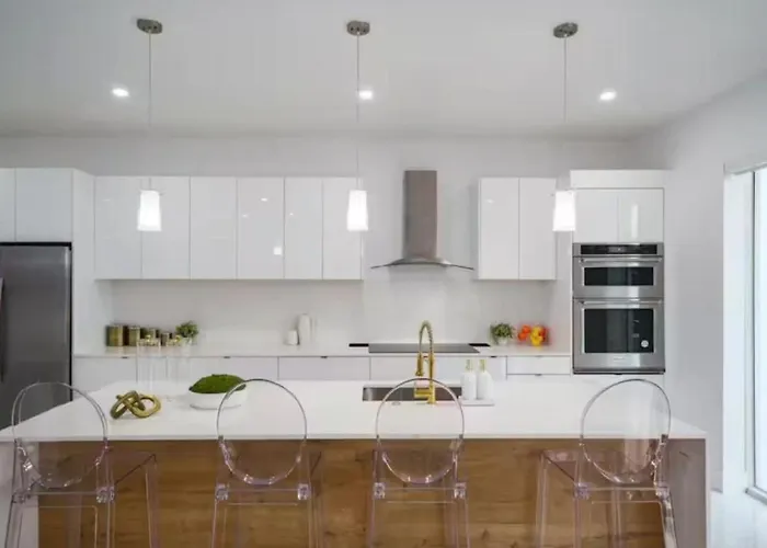 New 5BR Villa Beach Walk Jacuzzi Retreat Pompano Beach