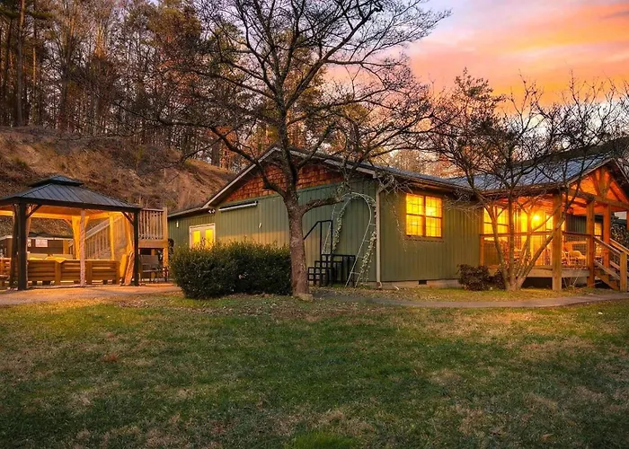 Dollys Retreat By Avantstay Dollywood Cabin • Arcade Games • Hot Tub • Sauna • Firepit Pigeon Forge