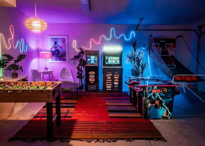 Resort Pool, Spa, Game Room, Fireplace & Billiards Desert Hot Springs