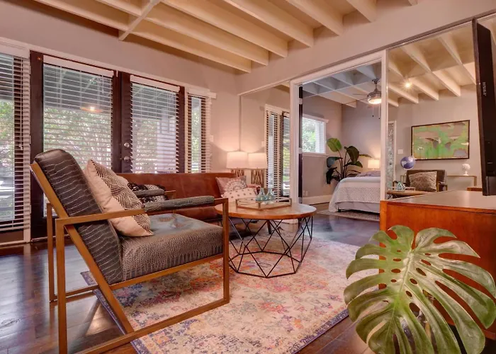 Spacious 1Br Executive Condo W Private Terrace Dallas