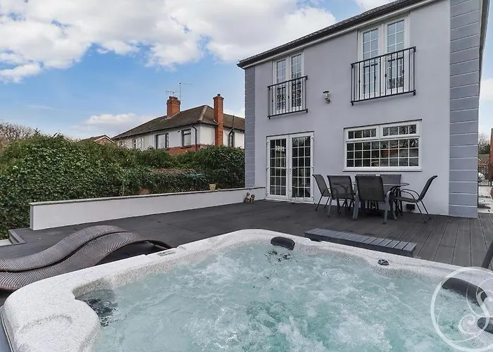 Barwick Retreat Luxury 4 Bed Detached Home Hot Tub Garden Bar Leeds 