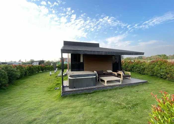 Pezo 4 - Boutique Stay With Outdoor Jacuzzi In Hyderabad By Homeyhuts