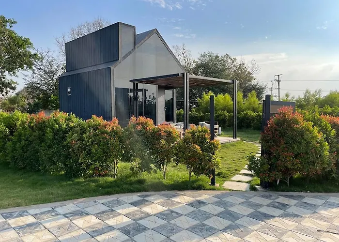 Bankroft 1 - Cozy Luxury Cabin With Outdoor Jacuzzi In Hyderabad By Homeyhuts
