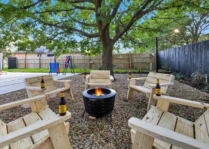 Villa Luxe Family Escape With Games And Hot Tub And Yard San Antonio