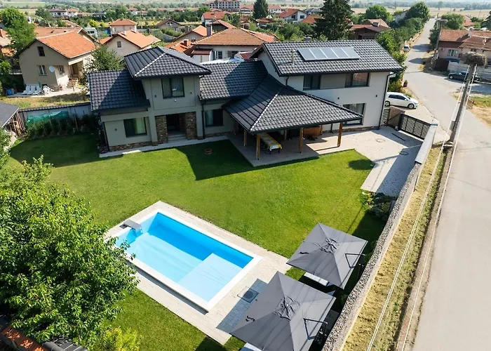 Luxurious, Modern House In The Nature In Belchin