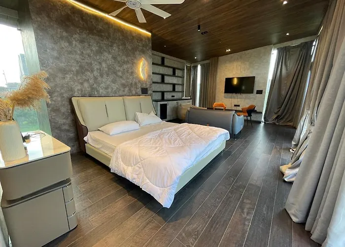 Medlin 8 - Serene Getaway With Outdoor Jacuzzi In Hyderabad By Homeyhuts