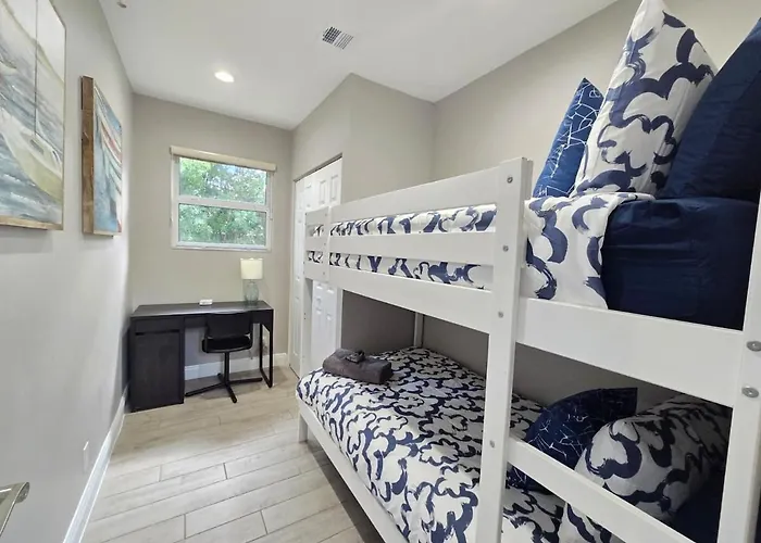 Oasis 5 Bed, 3 Bath Pool Home Minutes To The Beach Hollywood
