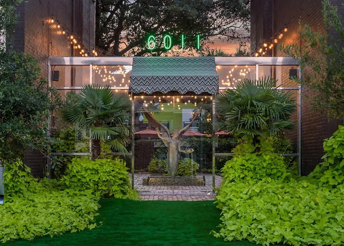 Spacious 1Br Executive Condo W Private Terrace Dallas