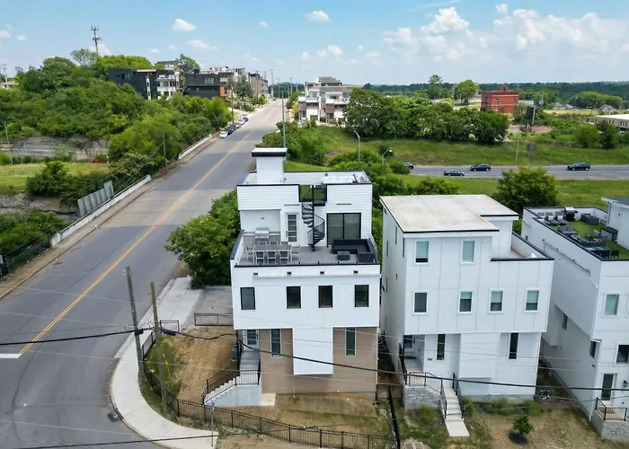Elevator With Rooftop Hot Tub & Spacious Yard Nashville