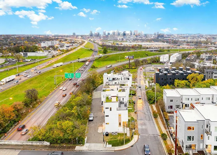 Elevator With Rooftop Hot Tub & Spacious Yard Nashville