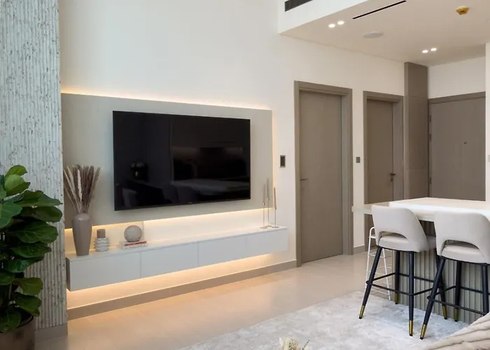Luxe Apt With Private Balcony Pool Dubai