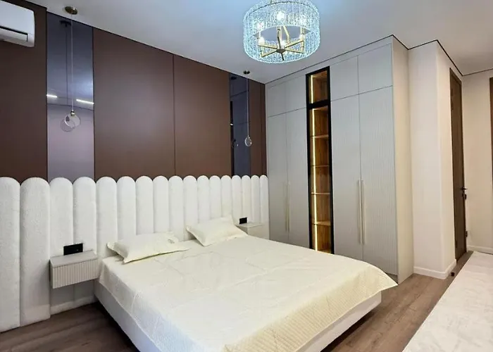 Modern, Freshly Renovated In The Very Center Of The City Almaty
