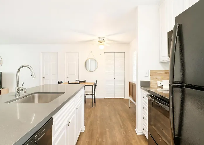 Hollywood Hills Haven - Resort Living Near Universal Studios & Warner Bros Los Angeles