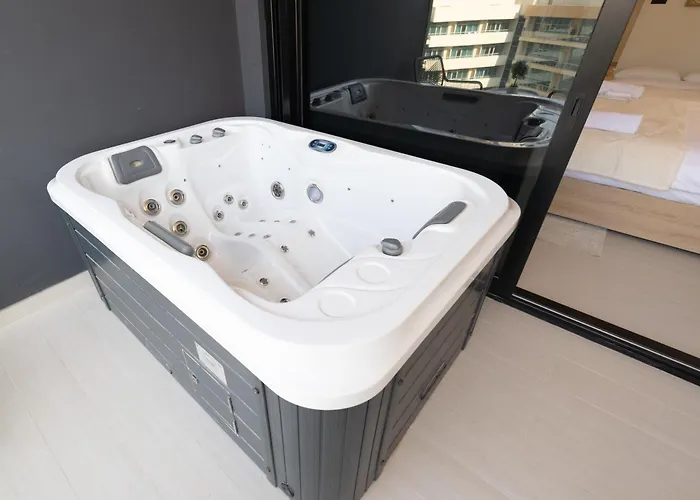 Luxury Studio - Private Jacuzzi & Burj Khalifa View Dubai