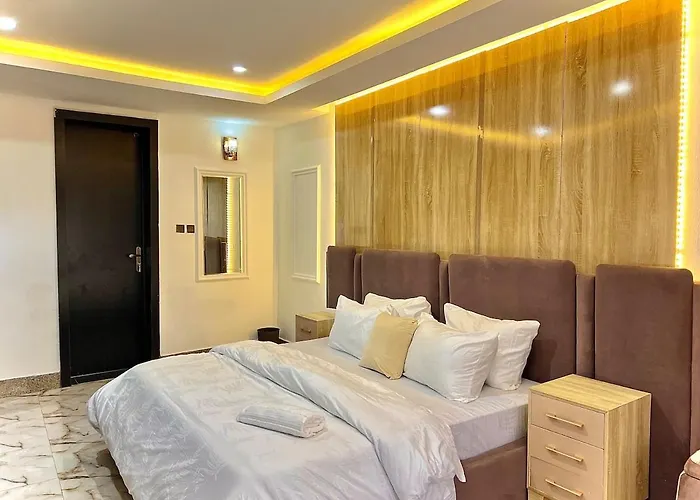 Spacious 3 Bedroom In Lekki With Wifi And 24 X 7 Power